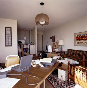 view of Hotel room including Apple powerbook
